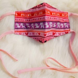 Fabric mask with filter pocket.
